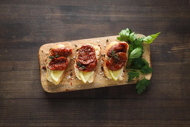 Photo gratuite sandwich au concept de collation savoureuse aux tomates séchées