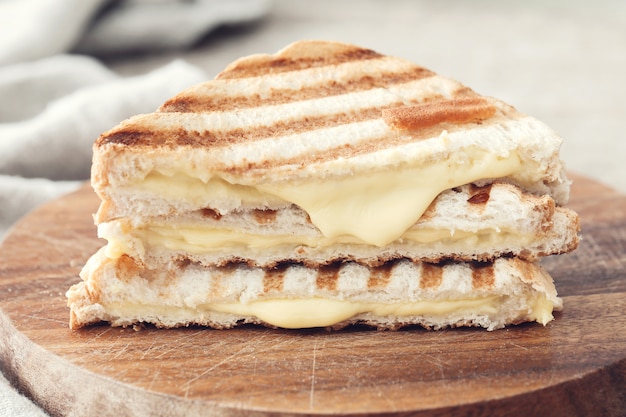 Photo gratuite sandwich au fromage fondu