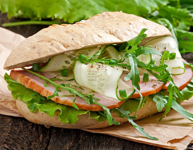 Sandwich au jambon et aux herbes