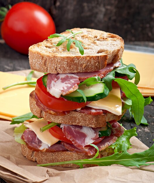 Sandwich au jambon, fromage et légumes frais