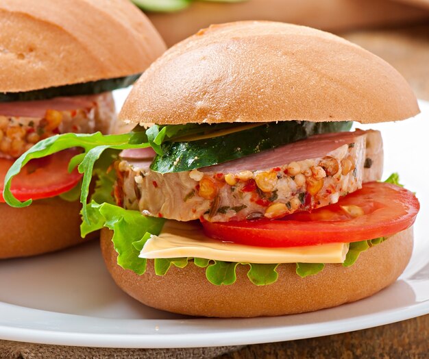 Sandwich au jambon, fromage et légumes frais