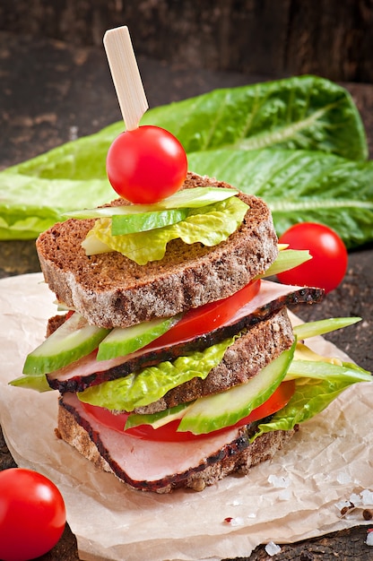 Photo gratuite sandwich au jambon et légumes frais