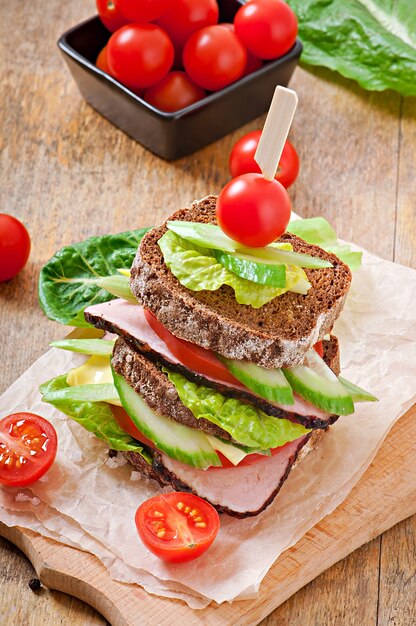 Sandwich au jambon et légumes frais