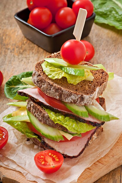 Photo gratuite sandwich au jambon et légumes frais