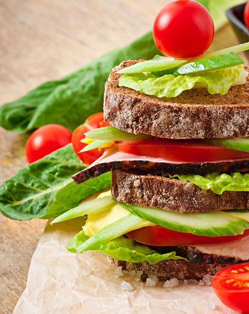 Sandwich au jambon et légumes frais