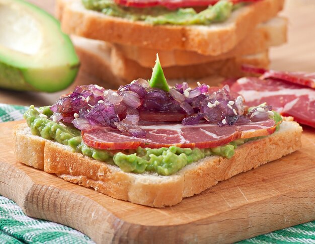 Sandwich au jambon, sauce avocat et oignons caramélisés