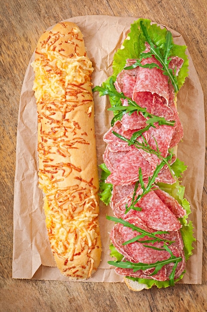 Sandwich au salami, laitue, tomate et roquette