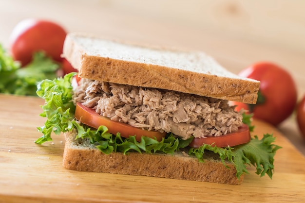 Photo gratuite sandwich au thon sur bois