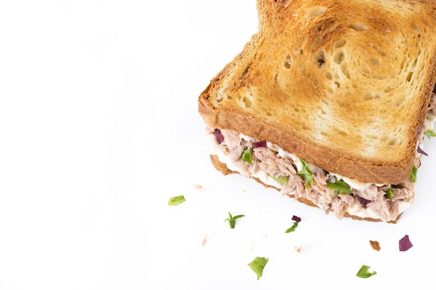 Sandwich au thon avec mayonnaise et légumes isolés sur fond blanc