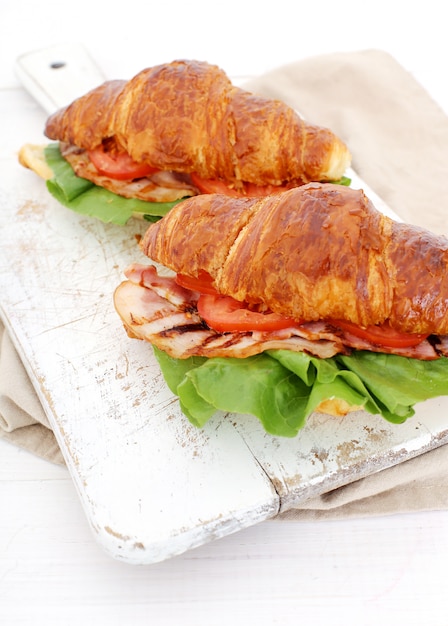 Photo gratuite sandwich aux légumes croissants