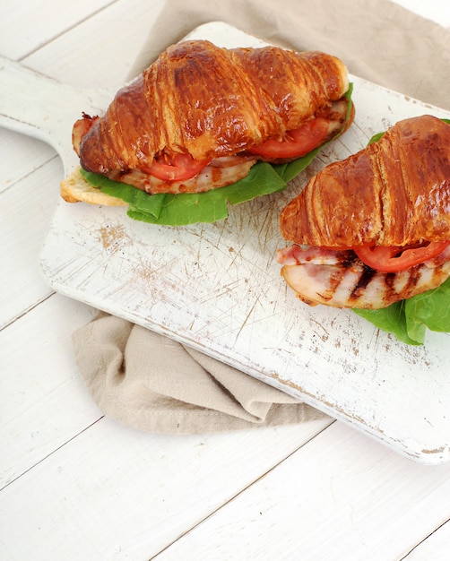 Photo gratuite sandwich aux légumes croissants