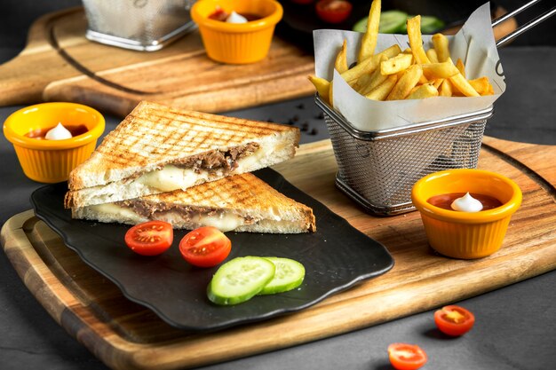 Sandwich aux légumes sur la table