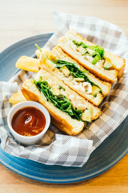 Sandwich à l&#39;avocat et viande de poulet avec frites