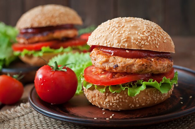 Sandwich avec burger au poulet, tomates et laitue