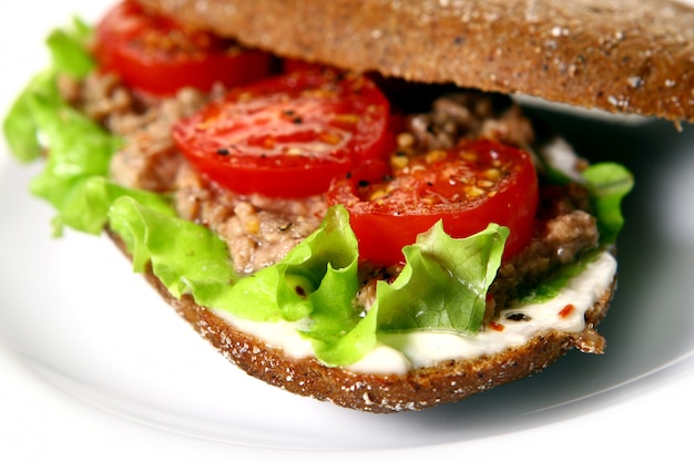 Sandwich frais avec des légumes frais