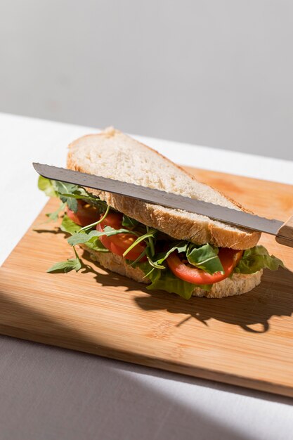 Sandwich de pain grillé à angle élevé avec tomates et légumes verts