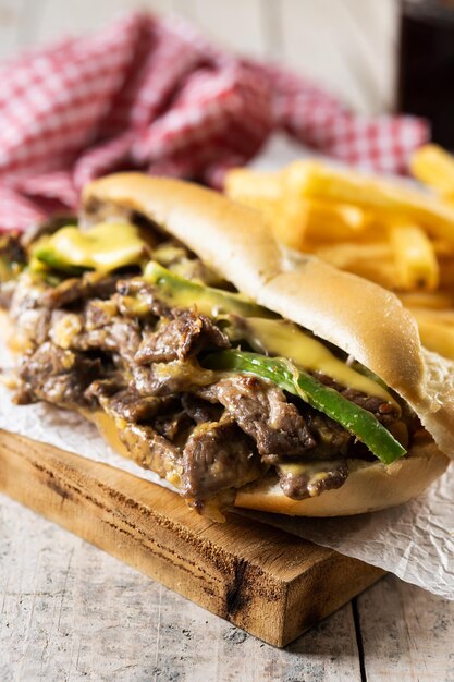 Sandwich Philly cheesesteak sur table en bois Sandwich traditionnel de Philadelphie