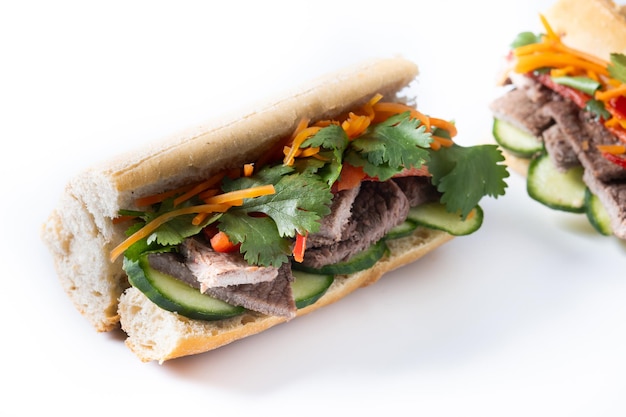 Photo gratuite sandwich de porc vietnamien isolé sur un fond blanc