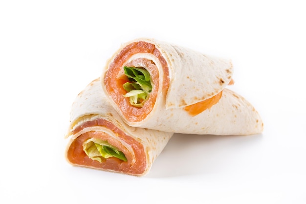 Sandwich roulé au saumon avec fromage et légumes isolés sur fond blanc