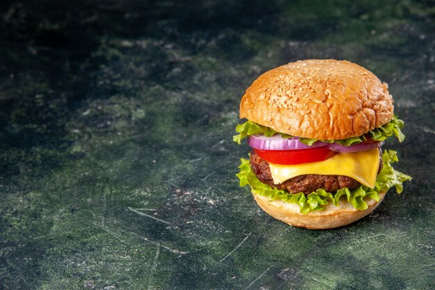 Sandwich savoureux sur le côté gauche sur une surface de glace grise avec espace libre en vue verticale