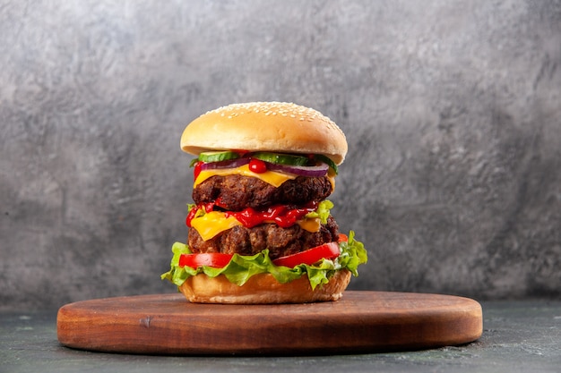 Sandwich savoureux sur une planche à découper en bois marron sur une surface de glace avec espace libre