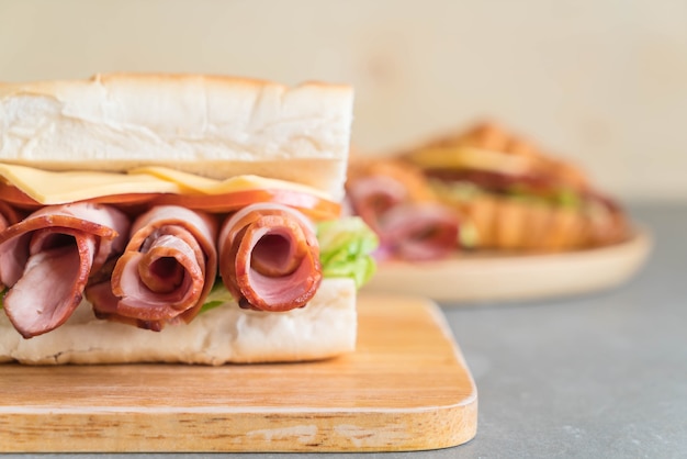 Photo gratuite sandwich sous-marin à jambon et salade