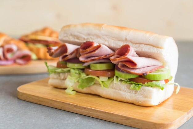 Sandwich sous-marin à jambon et salade