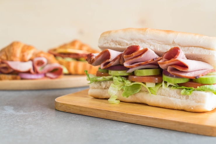 Photo gratuit sandwich sous-marin à jambon et salade