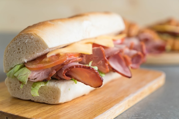 Photo gratuite sandwich sous-marin à jambon et salade