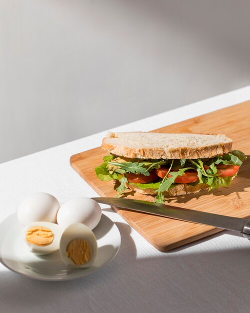 Sandwich toast à angle élevé avec tomates, légumes verts et œufs durs