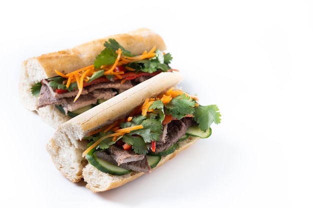 Photo gratuite sandwich vietnamien banh mi isolé sur un fond blanc