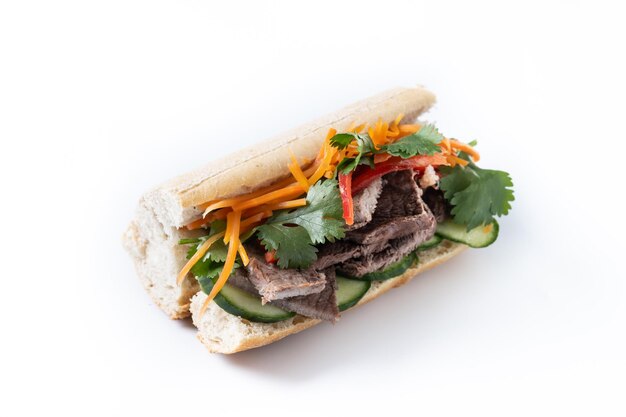 Sandwich vietnamien banh mi isolé sur un fond blanc