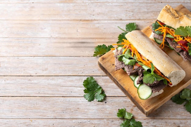 Photo gratuite un sandwich vietnamien sur une table en bois