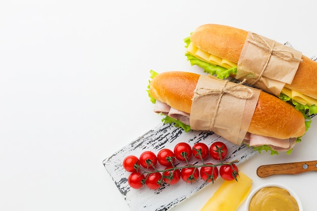 Photo gratuite sandwiches frais et tomates