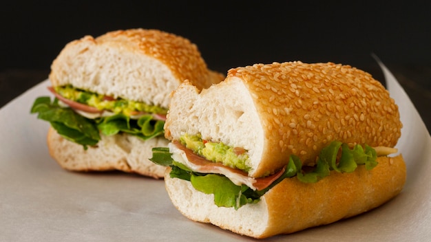 Sandwiches sur papier