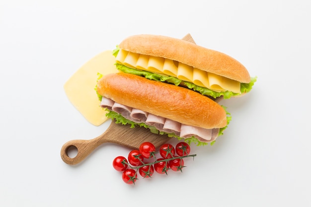 Photo gratuite sandwiches sur planche de bois