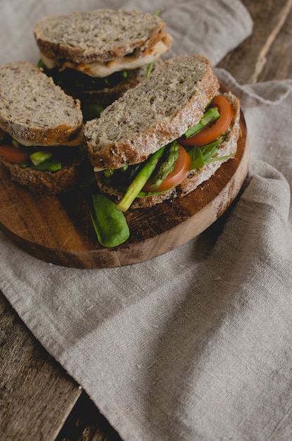 Sandwiches sur la table