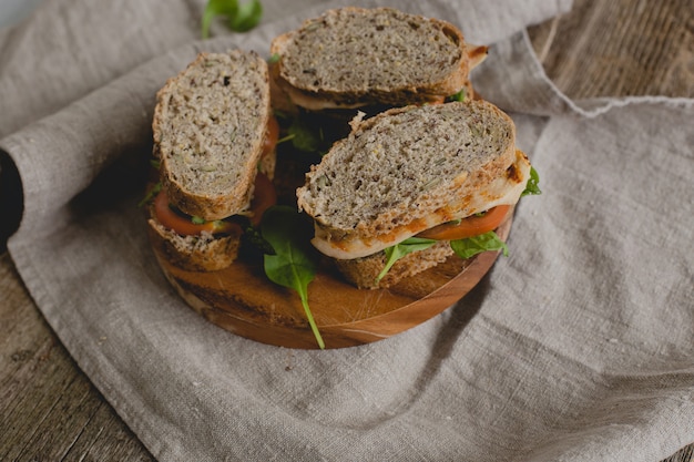 Sandwiches sur la table