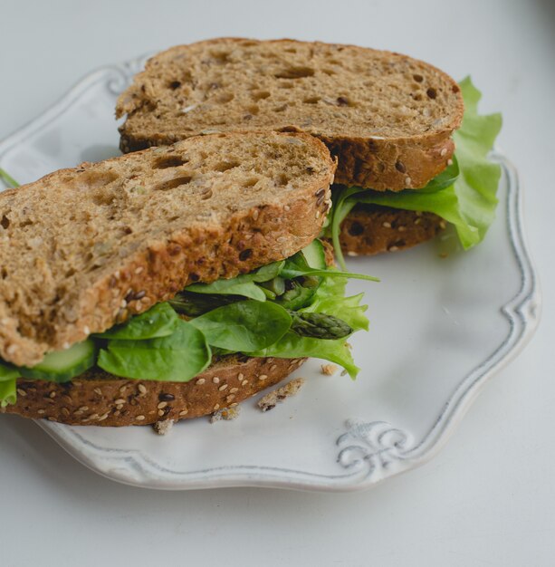 Sandwiches sur la table