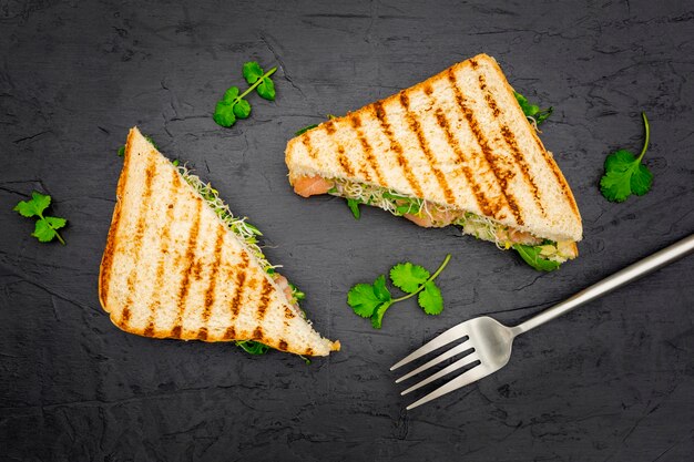 Sandwiches triangulaires avec persil et fourchette