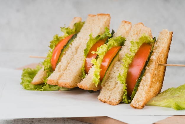 Photo gratuite sandwichs à angle élevé avec des légumes