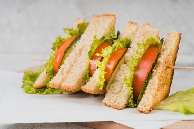 Sandwichs à angle élevé avec des légumes