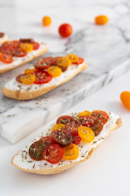 Sandwichs au fromage à la crème et tomates sur comptoir en marbre