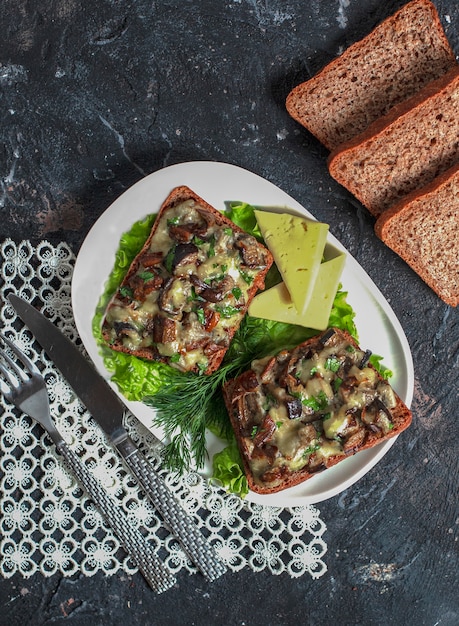 Sandwichs au pain noir avec salade de champignons