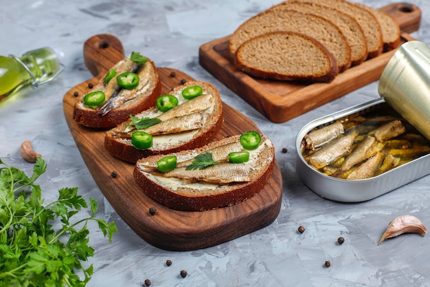 Photo gratuite sandwichs au poisson avec des sprats.