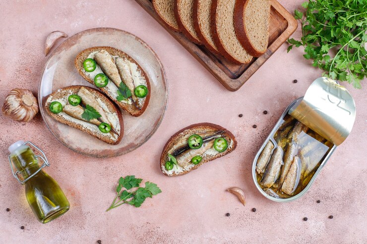 Photo gratuit sandwichs au poisson avec des sprats.