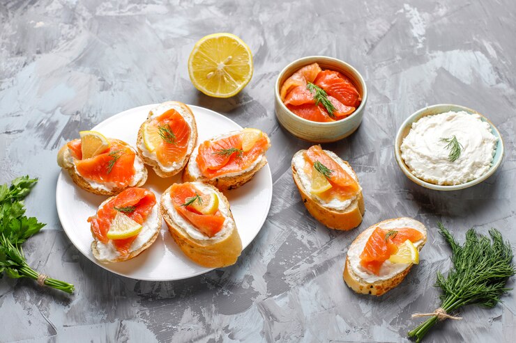 Photo gratuit sandwichs au saumon fumé, fromage à la crème et aneth.