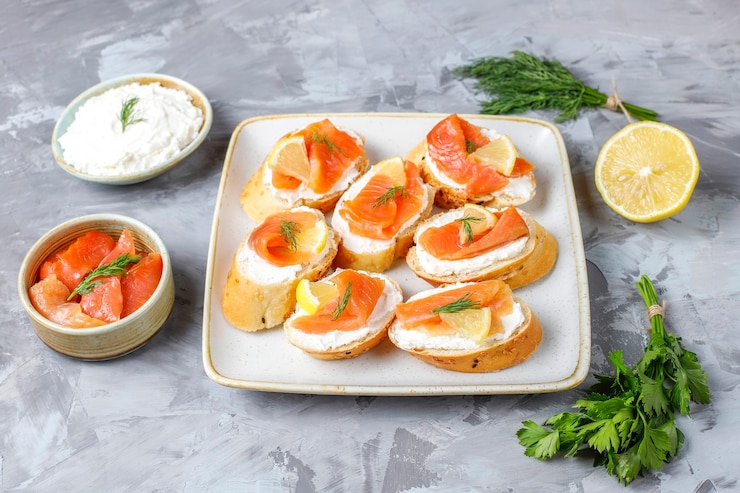 Photo gratuit sandwichs au saumon fumé, fromage à la crème et aneth.