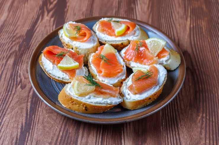 Photo gratuit sandwichs au saumon fumé, fromage à la crème et aneth.