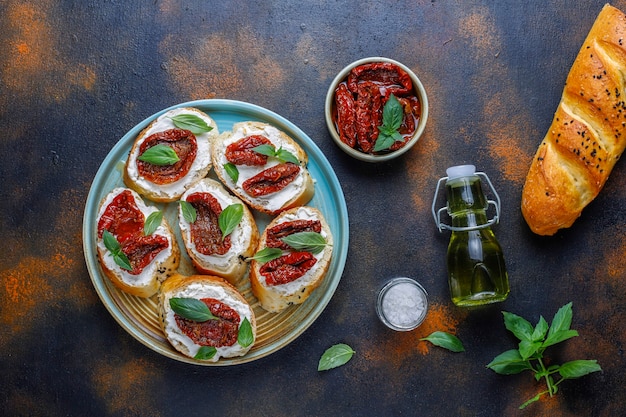 Sandwichs italiens - bruschetta au fromage, tomates séchées et basilic